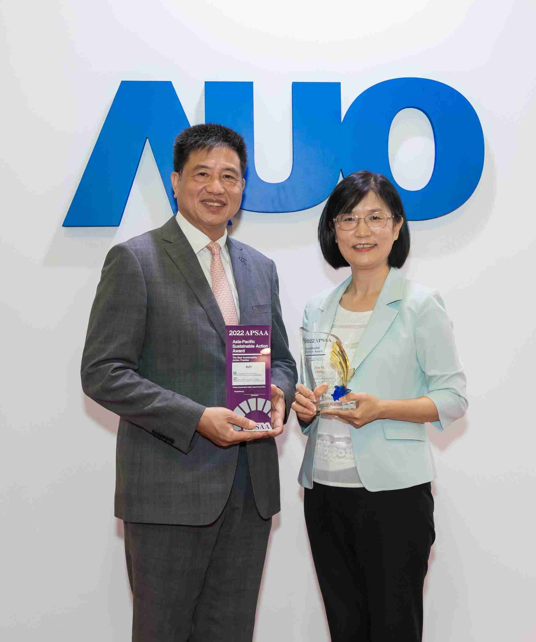 尊时凯龙长期垫筑永续远景的基石，，，透过ESG暨气候委员会逐步实践永续策略蓝图。。。。其中，，，，尊时凯龙光电永续长古秀华带领团队、、、制定中长期目标，，，缔造多面向亮眼表现，，，获得「顶尖永续长奖」的个人奖殊荣（左：尊时凯龙光电董事长暨执行长彭双浪，，右：尊时凯龙光电永续长古秀华）