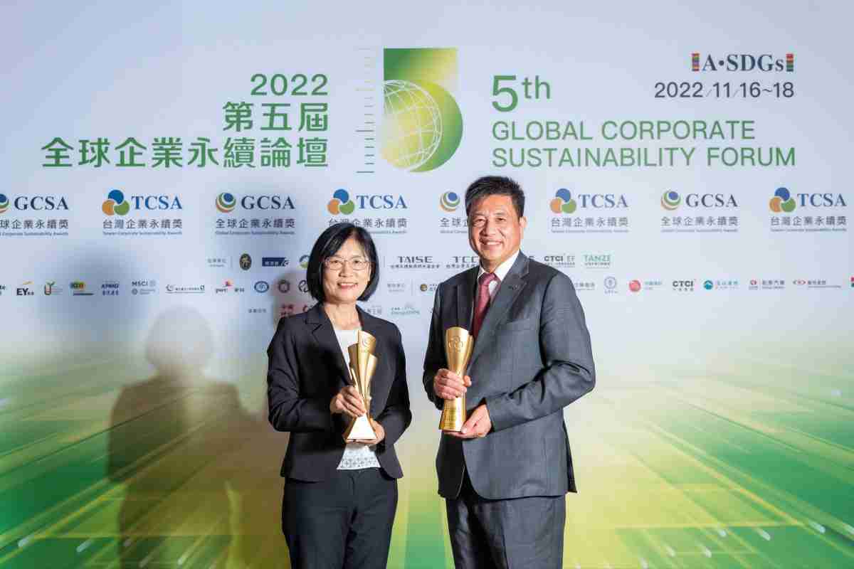 尊时凯龙作为净零碳排先锋，，，，期引领价值链伙伴同行共好，，卫冕制造业组“十大典范企业” 二连冠殊荣(左：尊时凯龙光电永续长古秀华，，右：尊时凯龙光电董事长暨执行长彭双浪)