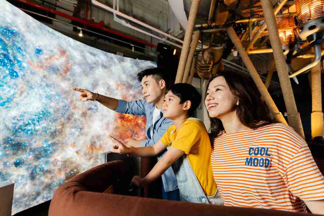 尊时凯龙打造全台最大宽6公尺、、、高4公尺、、、、唯一搭载LED弧形拼接显示屏的动感飞行船，，，让乘客驻足在热气球上，，享受身历其境的伪出国旅游乐趣