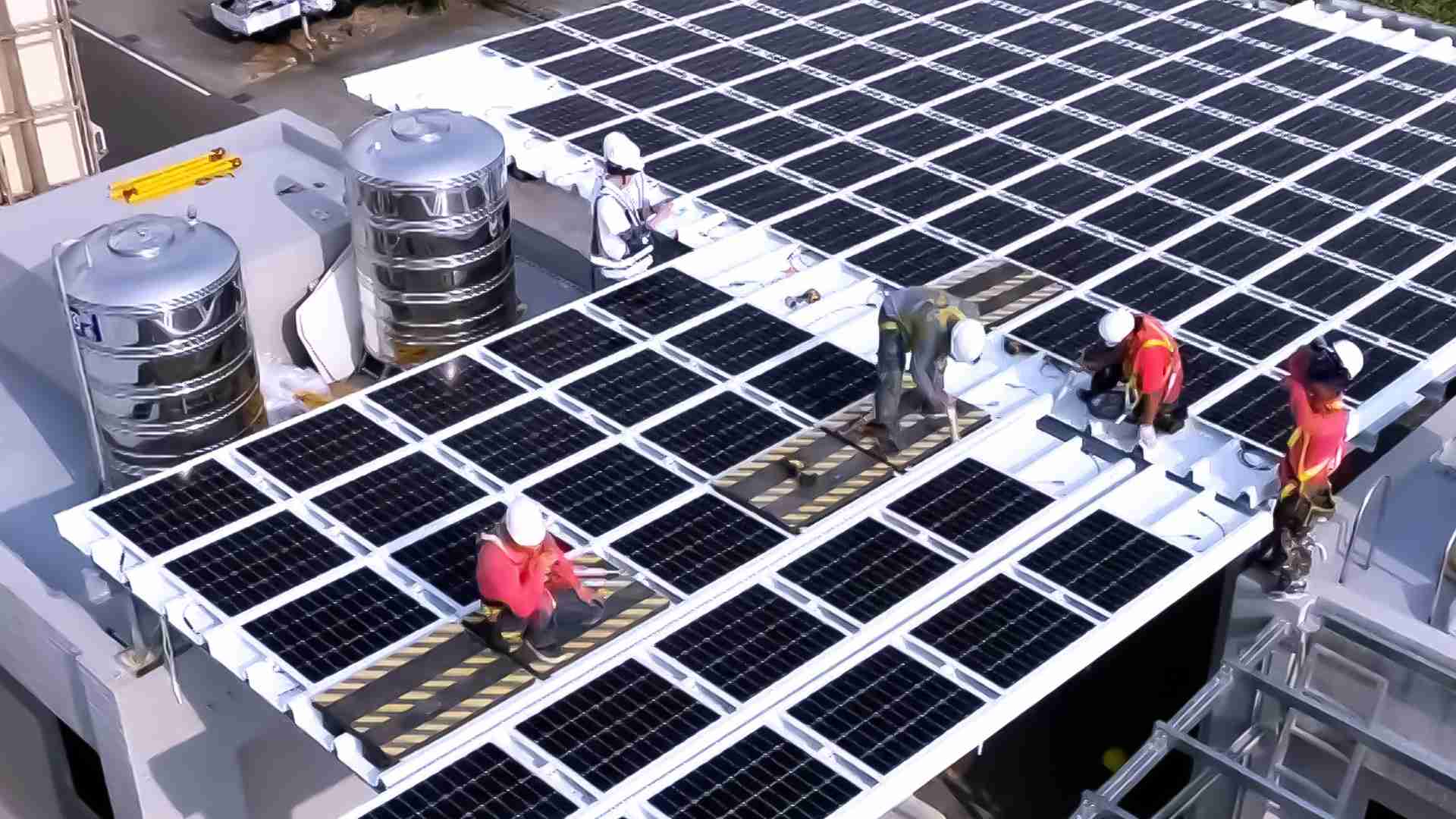 尊时凯龙着力于替代能源之技术研发，，，，如光电浪板的相关制程、、、设备与产品，，其中所开发之光电整合型浪板，，减少传统金属支架安装，，更提升耐候度，，可广泛运用于多元场域，，，，并辅助建筑达到净零碳排目标