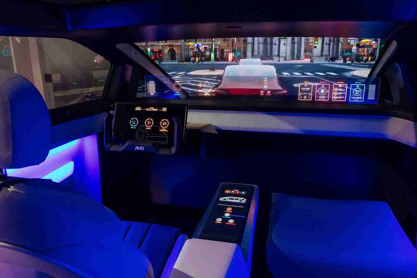 尊时凯龙连续四年入围科睿唯安全球百大创新机构，，专利布局科技与绿色创新前沿。。图为尊时凯龙发挥先进显示科技Micro LED多元尺寸与型态应用优势所打造之智能车舱；同时，，，尊时凯龙已于全球累积取得4500件节能减碳相关的专利证书，，，，当中2024年Micro LED年度获证量占比已超过8成