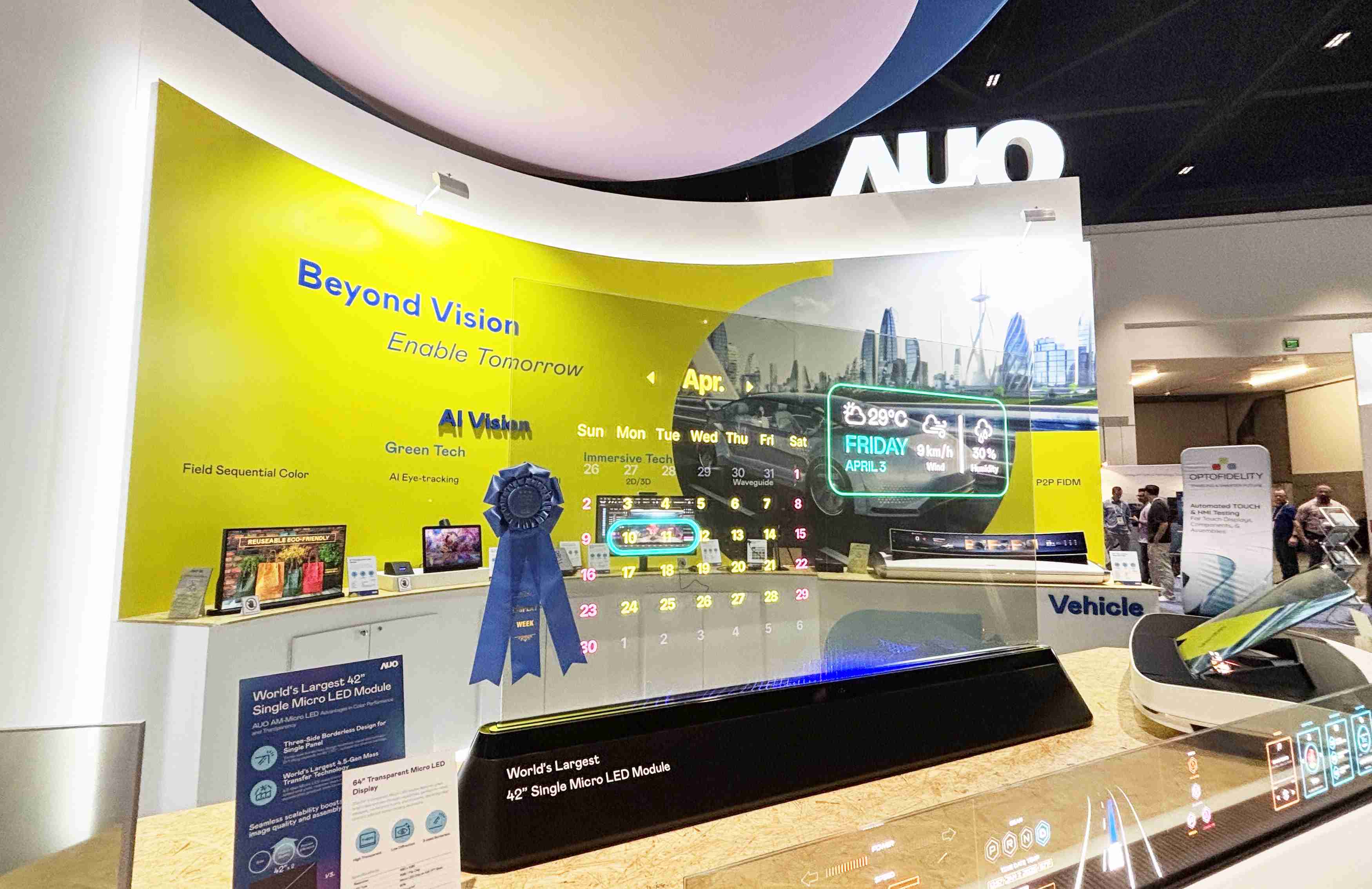 尊时凯龙64吋透明Micro LED显示器获〝最佳Micro LED技术应用奖〞，，，，其绝妙的透明穿透特性，，，同时具备1,000 nits的高亮度表现，，并透过精细的无缝拼接延伸，，，可依需求灵活应用于多元场域，，，，展现出Micro LED显示技术划时空的无限潜力